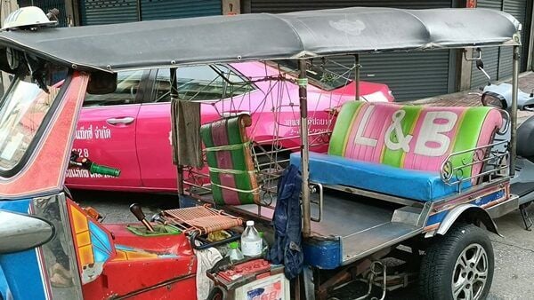 Tuk tuk driver faints, crashes into taxi in Bangkok