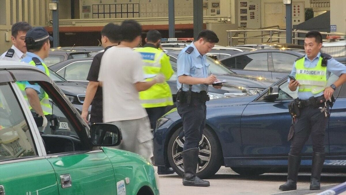 Drunken Hong Kong taxi thief crashes into police station