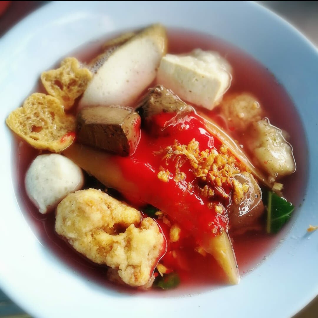 Yen Ta Fo with fish ball I Photo from ร้านก๋วยเตี๋ยวแคะจุฬาเจ้าเก่า Facebook 