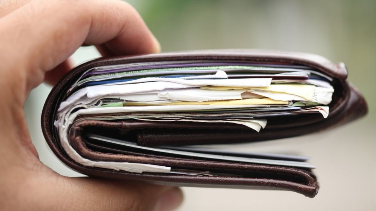 Overstuffed wallet | Photo taken from the Leather Wallets website