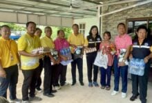 Na Jomtien officials deliver relief bags to 126 households in need