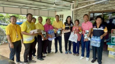 Na Jomtien officials deliver relief bags to 126 households in need