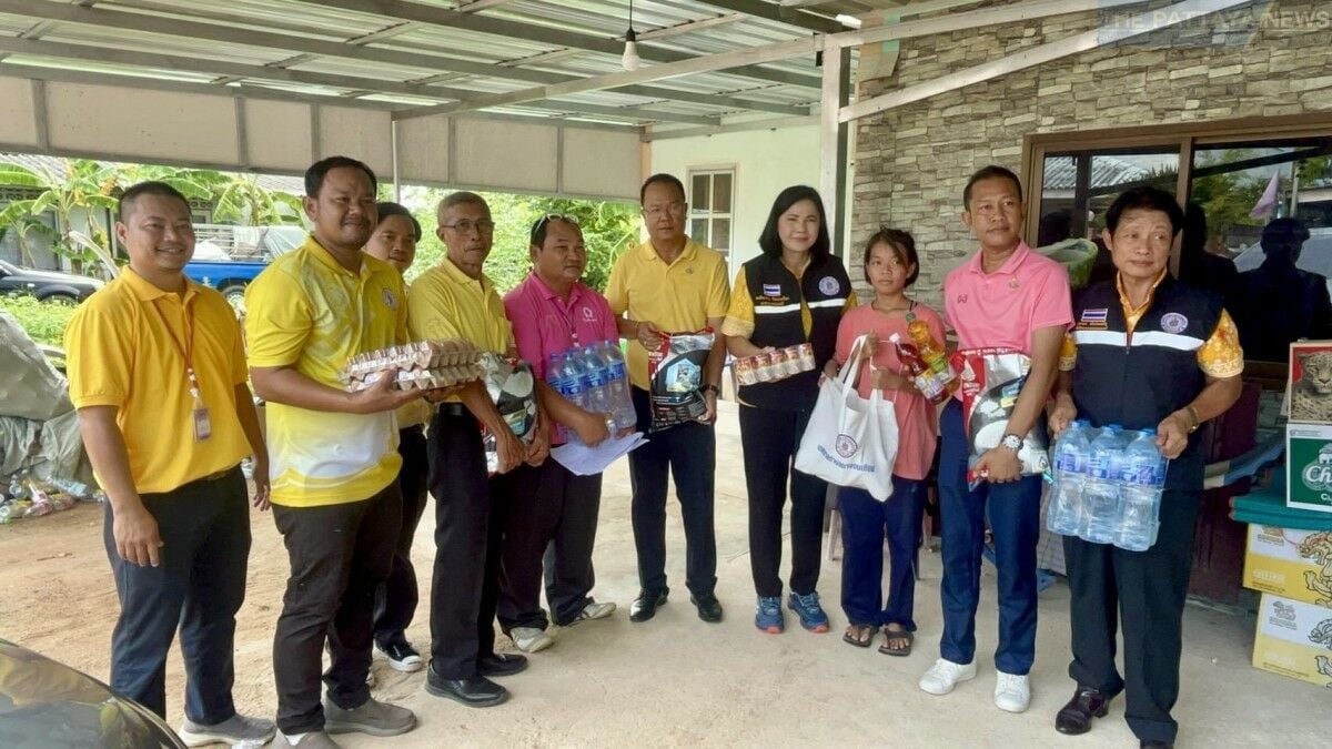 Na Jomtien officials deliver relief bags to 126 households in need