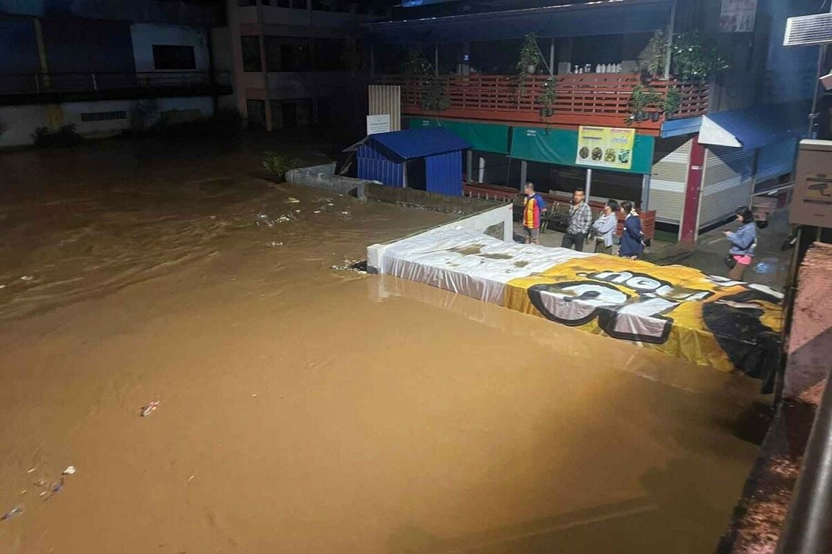 Chiang Rai man offers free filtered water amid flood crisis