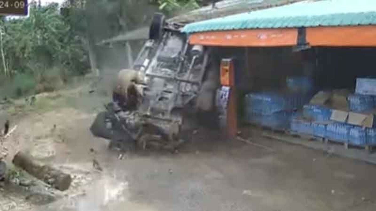 South Thailand: Pickup truck flips in the air, crashes into shop (video)