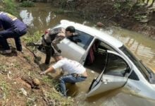 Woman in distress threatens rescuers after driving into ditch