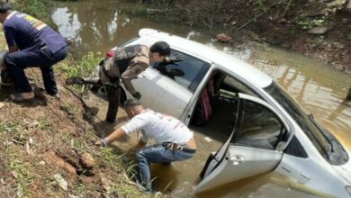 Woman in distress threatens rescuers after driving into ditch