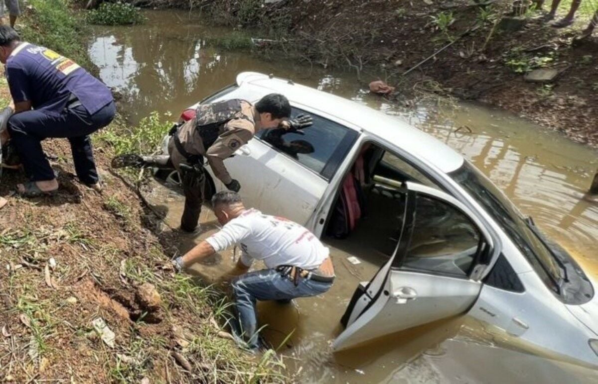 Woman in distress threatens rescuers after driving into ditch