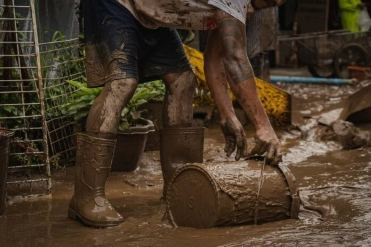 Urgent steps needed for mud removal in post-flood Chiang Rai