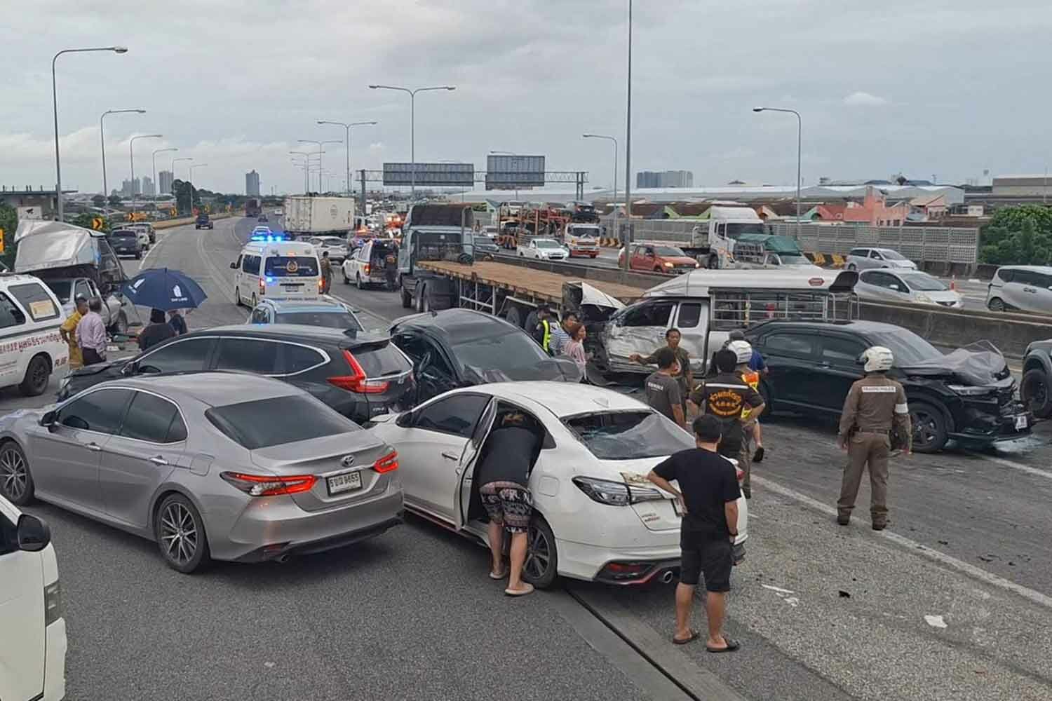 Crash course in chaos: 22-wheeled truck causes traffic jam