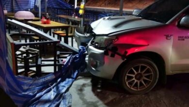 Drunk driver crashes pickup into Chachoengsao noodle shop