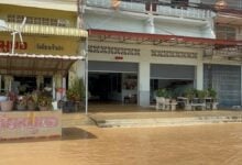 Nong Khai floods: Shop owner sacrifices wall to save neighbours (video)