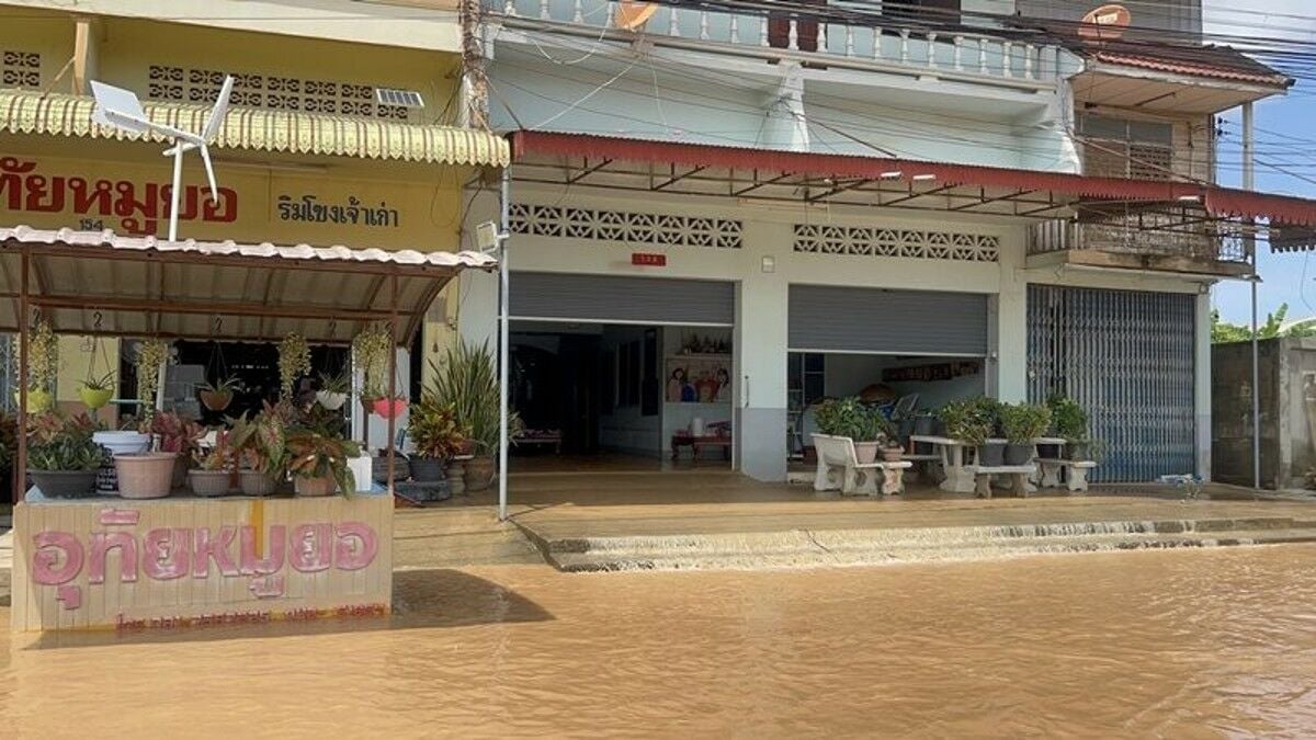 Nong Khai floods: Shop owner sacrifices wall to save neighbours (video)