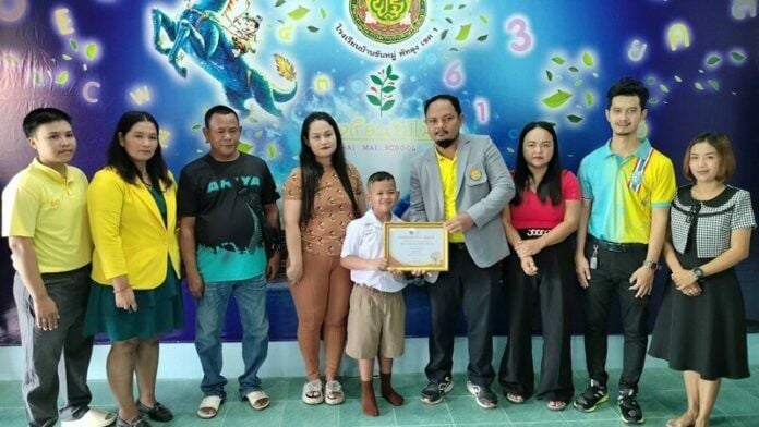 Boy returns lost gold necklace worth hundreds of thousands of baht