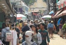 Shoppers rush post-flood markets in Chiang Rai for bargains