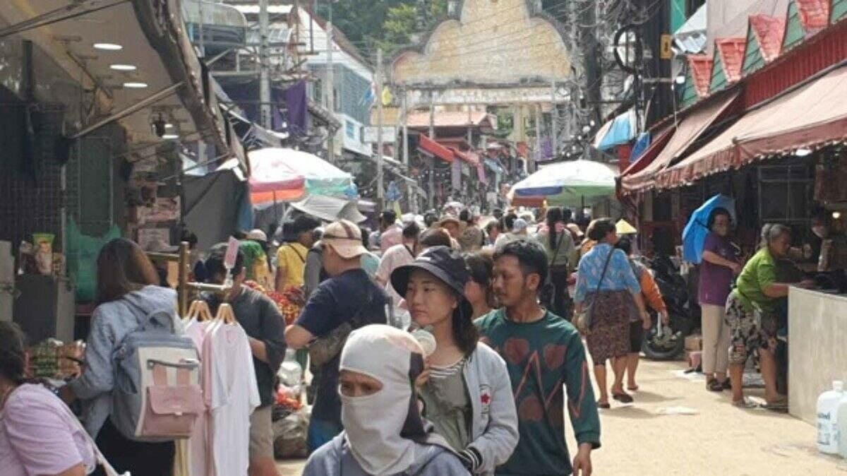 Shoppers rush post-flood markets in Chiang Rai for bargains