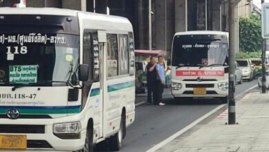 Minibus drivers clash on Phahonyothin Road causing major traffic jam