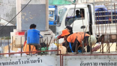 Thailand delays minimum wage hike to 400 baht by two weeks