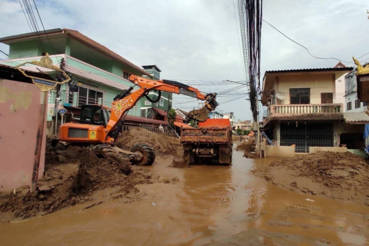 Thailand targets inflated mud removal fees in flood-hit areas