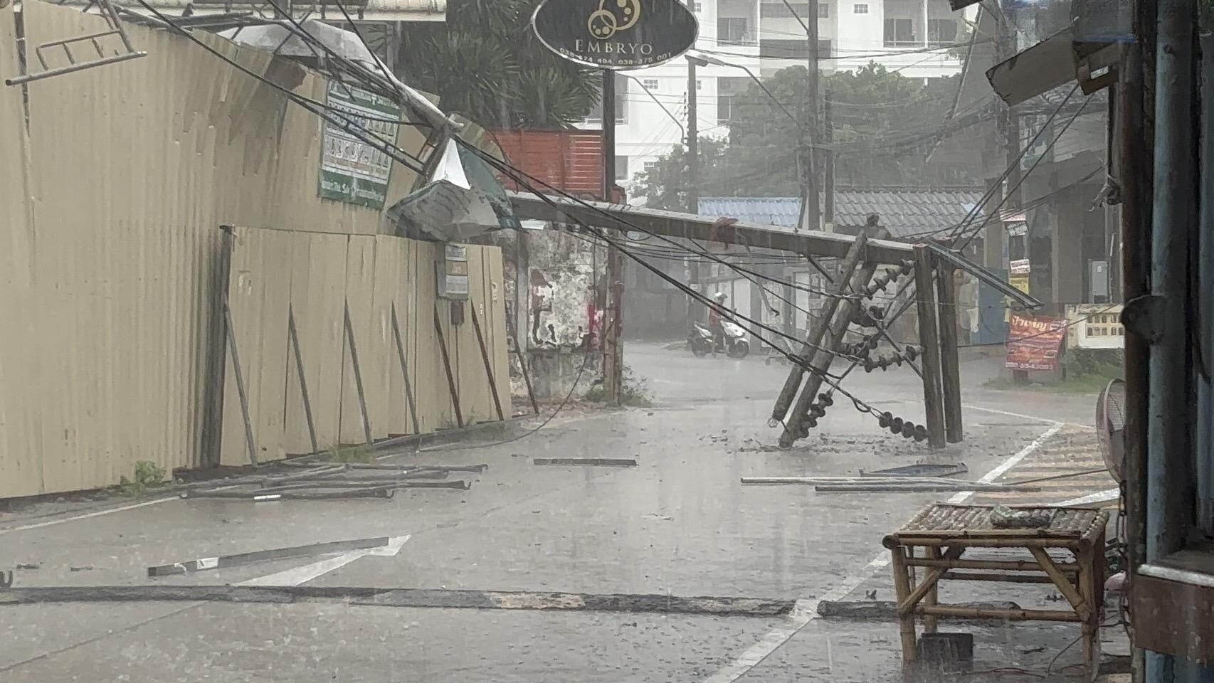 Scaffold sore: Storm lashes Pattaya, topples hotel project (video)