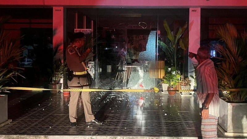 Foreign men vandalise Phuket restaurant, shatter windows and flee