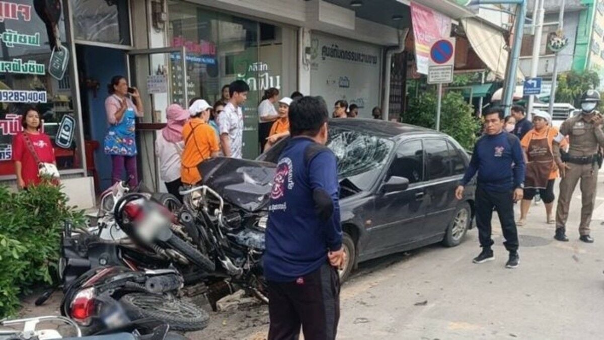 Honda sedan crashes into parked motorcycles in Suphan Buri