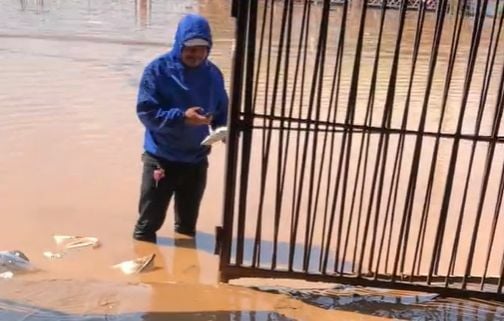 Delivery rider wades through flood to deliver package in Nong Khai (video)