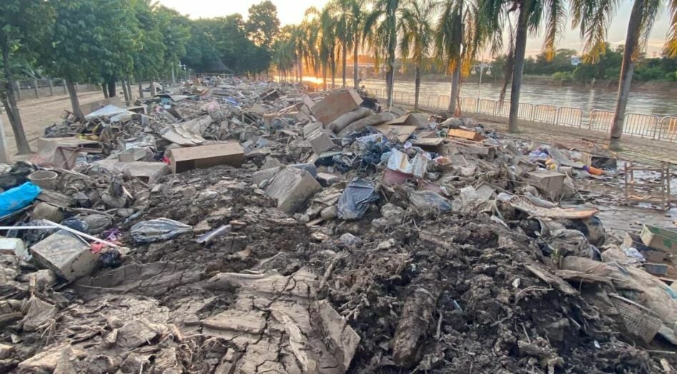 Koh Loi residents face severe rubbish and mud post-flood crisis