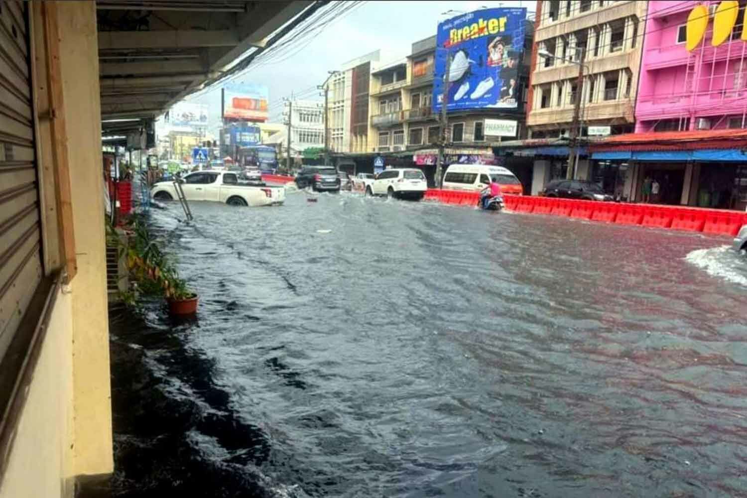 Rain check: Flash floods wreak havoc in Cha-am and Hua Hin | News by Thaiger