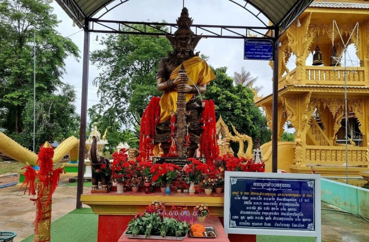 Uttaradit locals seek lottery luck at towering temple statue