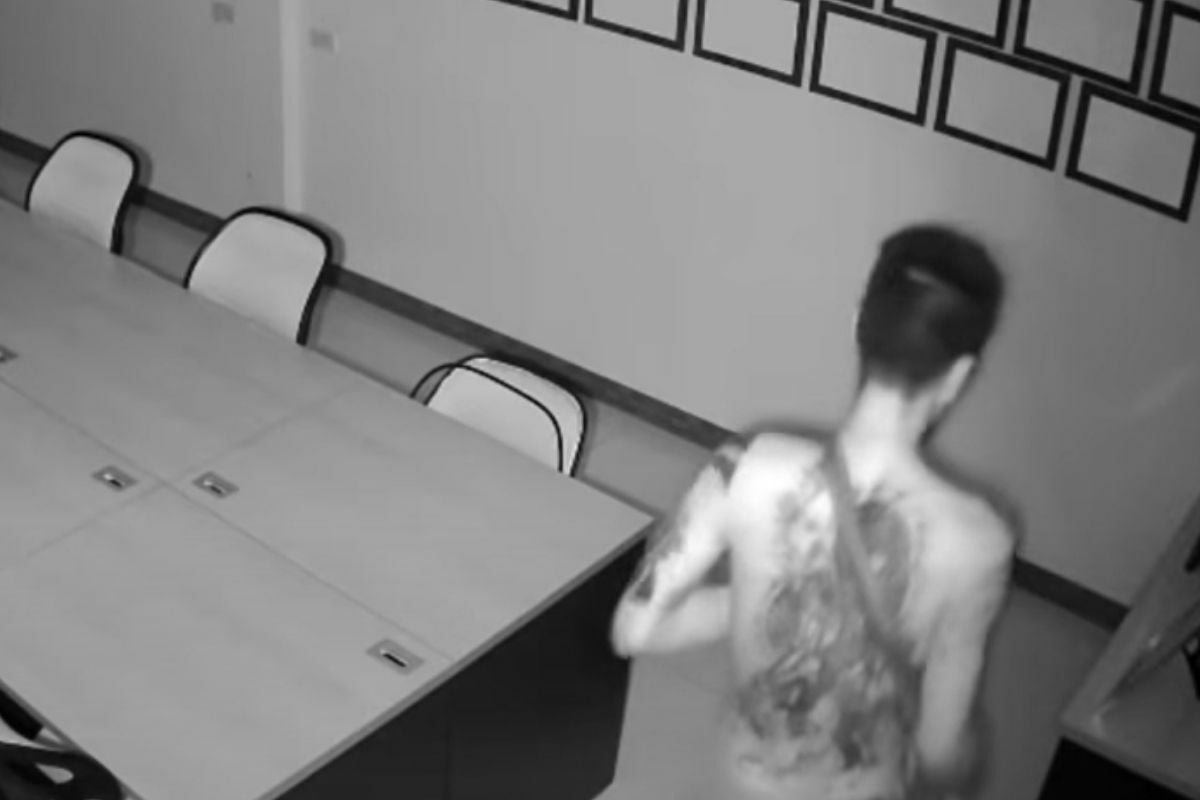 Barefaced bandit: Naked thief strips Rayong office of 200,000 baht