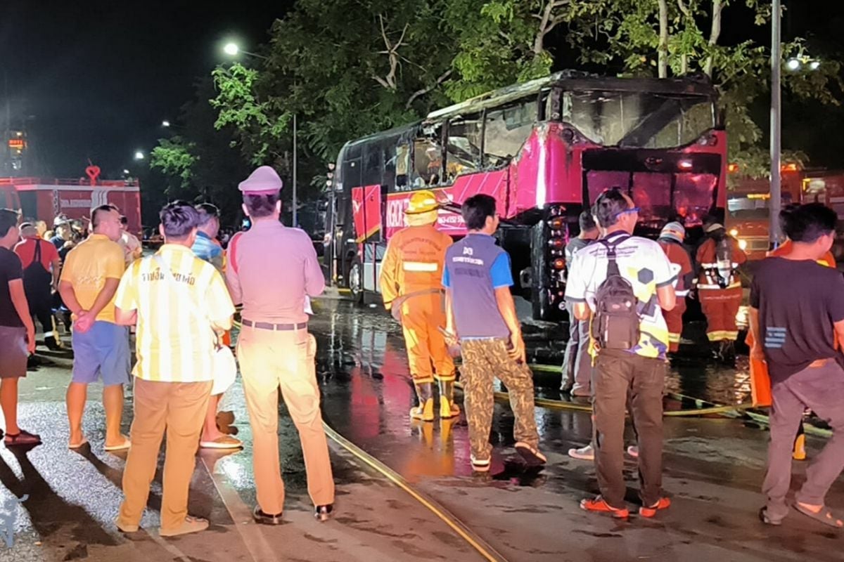 Indonesian tourists and driver dodge fire disaster on coach (video)