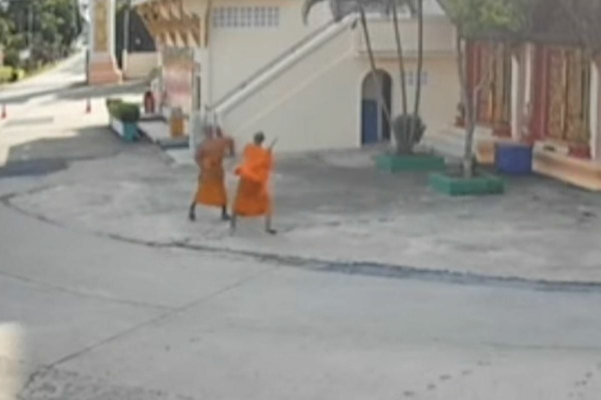 Temple turmoil: Monks clash in a not-so-holy ‘axe-ident’ in Nakhon Pathom (video)