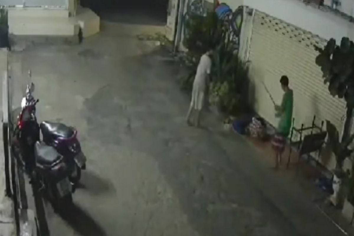 2 Thai teens surrender after brutal attack on homeless man in Isaan (video)