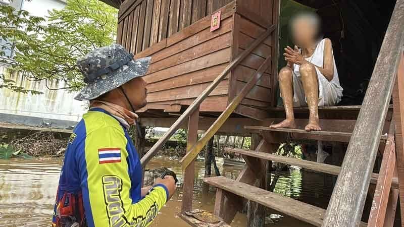 Flooding in Chiang Mai leaves 90 year old stranded