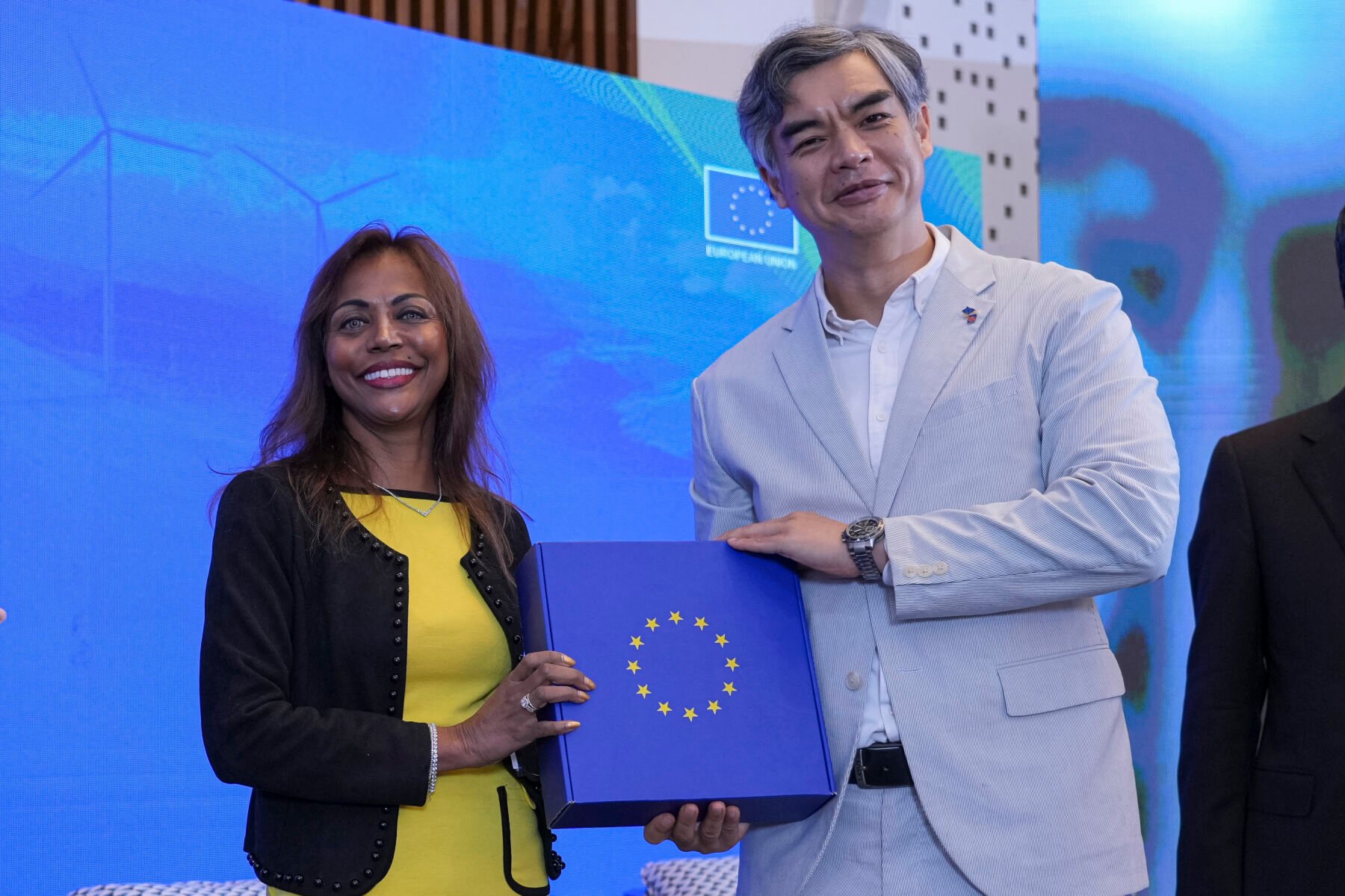 Head of the European Investment Bank (EIB) regional representation for Southeast Asia and Pacific Sunita Lukkhoo (Left) with the Ambassador of the European Union to ASEAN, H.E. Sujiro Seam (Right)