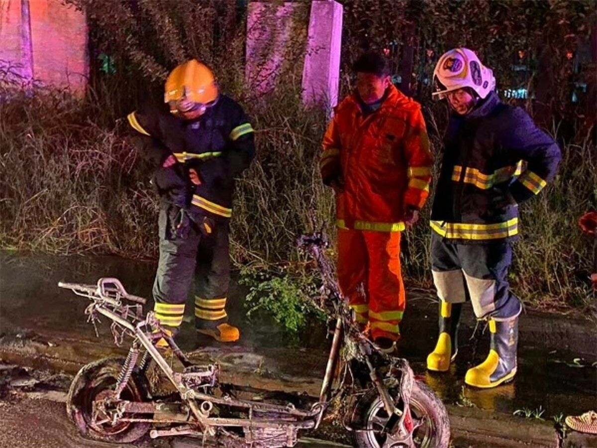 Electric scooter inferno: Sattahip park blaze leaves metal carnage