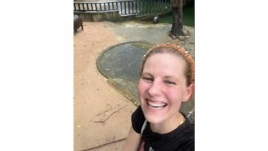 American woman makes long journey to Thailand to see Moo Deng (video)