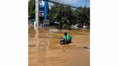 Food delivery rider braves Chiang Mai floods for customer’s order (video) | Thaiger