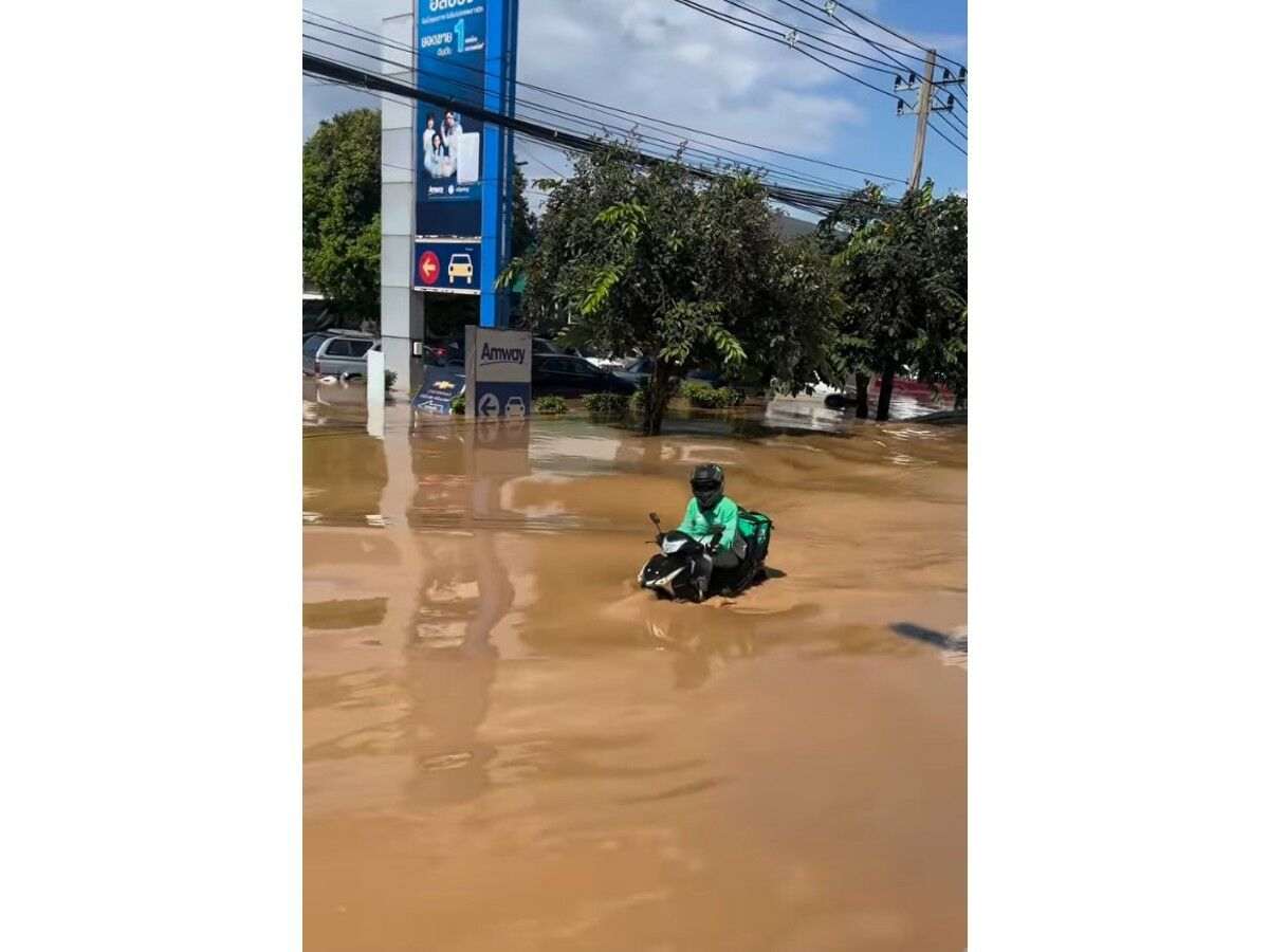 Food delivery rider braves Chiang Mai floods for customer’s order (video)