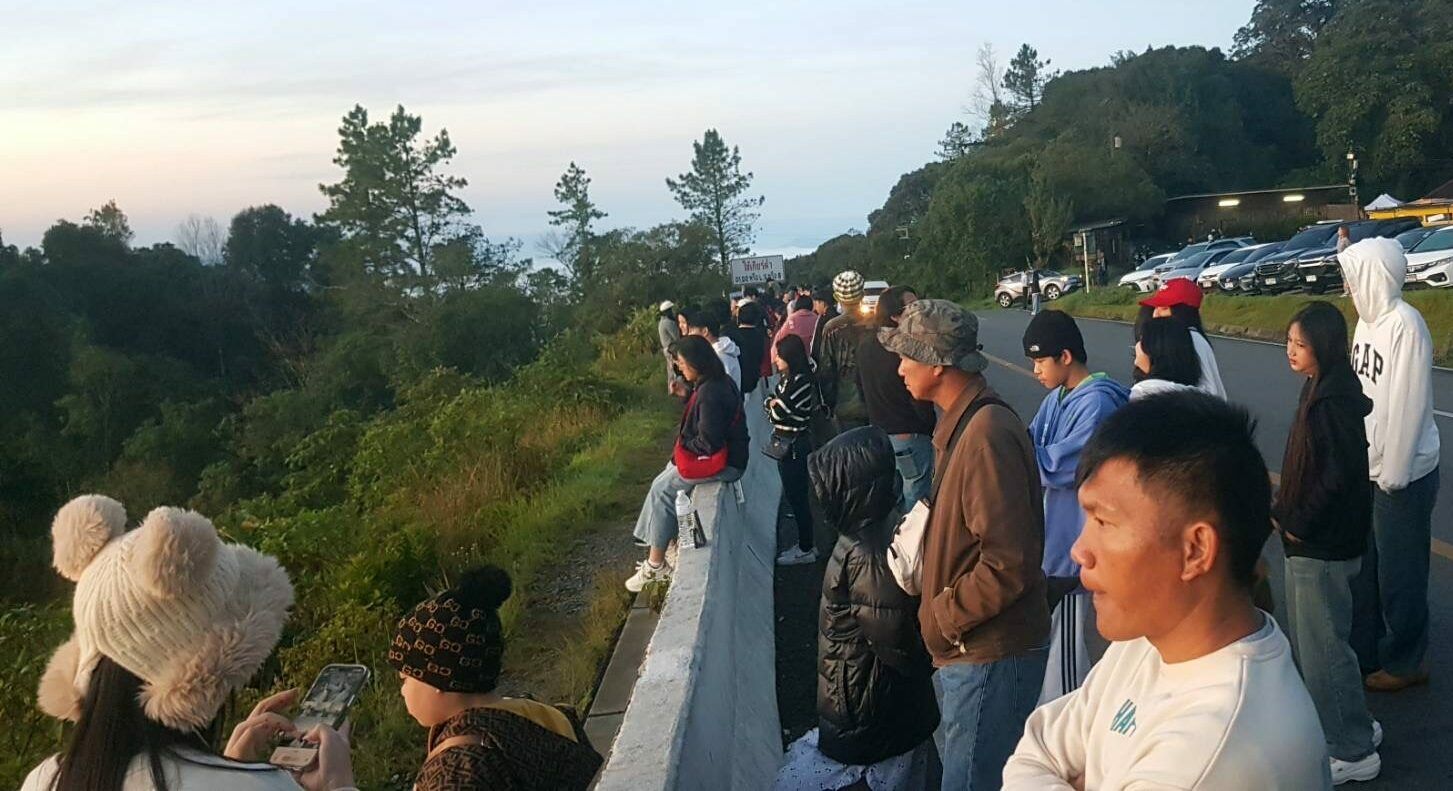 Tourists rush to Doi Inthanon as temperatures drop to 10 degrees