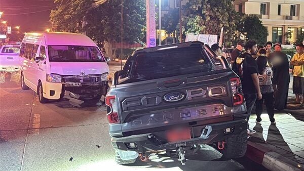 Woman crashes Ford Ranger into minivan while drunk in Pattaya