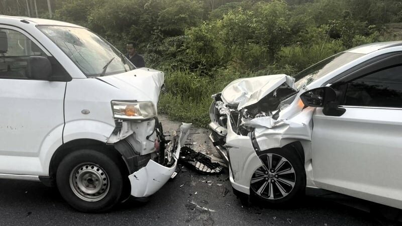 Nine injured in van and truck collision in Phuket | News by Thaiger