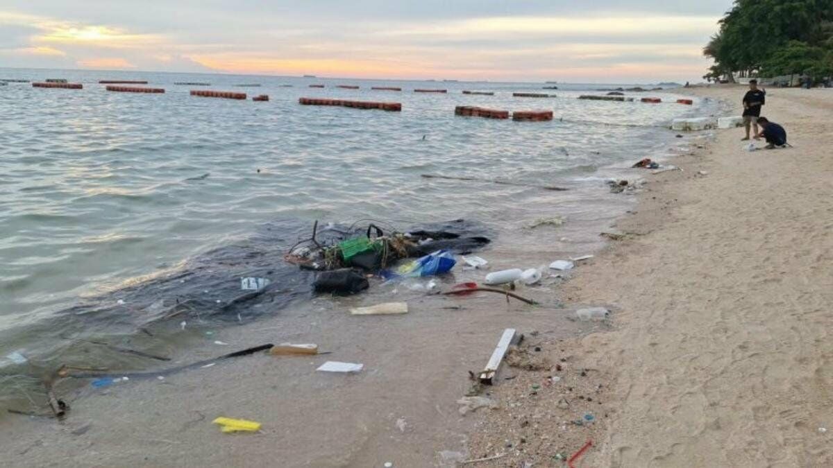 Beach please: Pattaya tourists tide over by shocking litter crisis | News by Thaiger