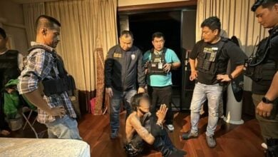 Man cuts off EM bracelet, takes girlfriend hostage in Chon Buri