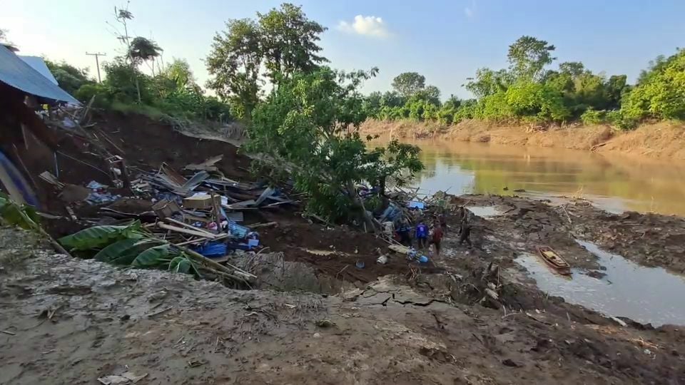 House collapses into Yom River trapping three people in Sukhothai