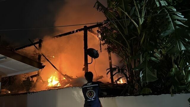 Lightning strike causes house fire in Samut Prakan, no injuries