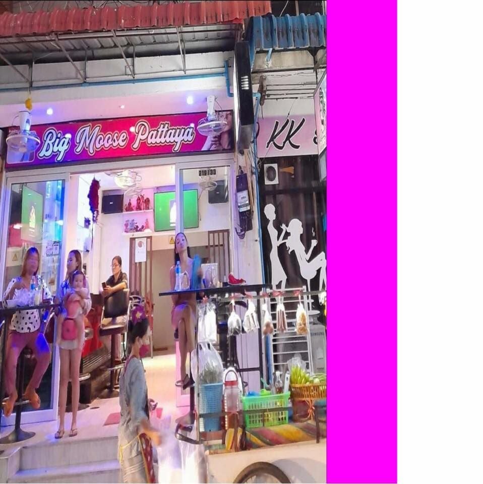 Fire at Big Moose bar near Pattaya Beach traps six residents | News by Thaiger