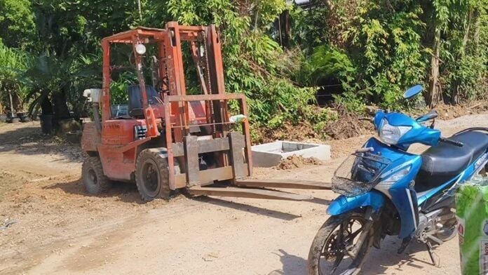 Motorcyclist dies in crash with parked forklift in Ratchaburi