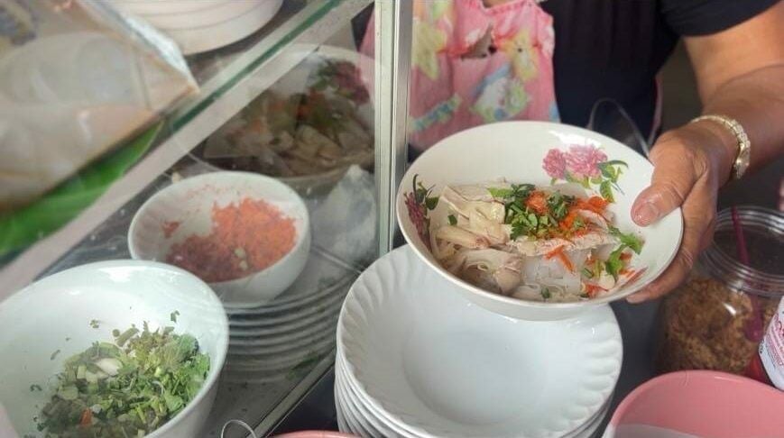 Budget-friendly noodle shop serves a 20-baht treat in Chon Buri | News by Thaiger